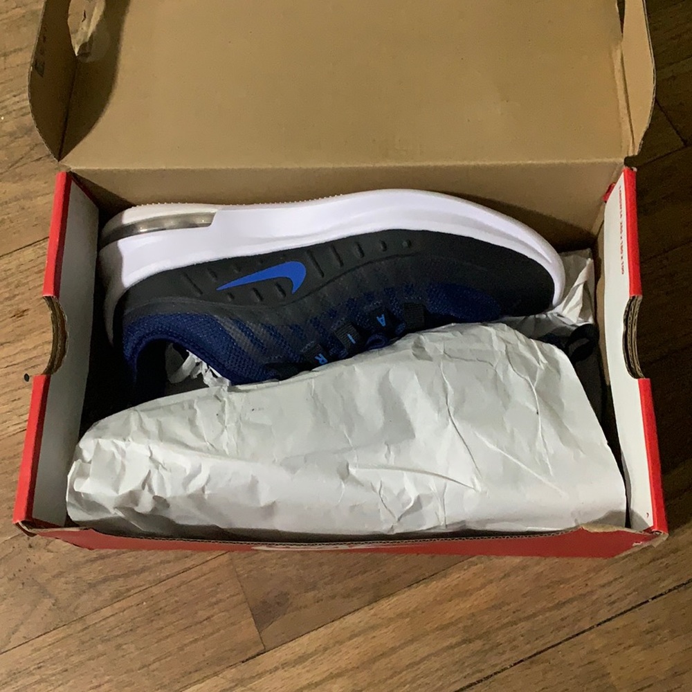 Nike Air Max axis GS ***BRAND NEW!! NEVER WORN!!!